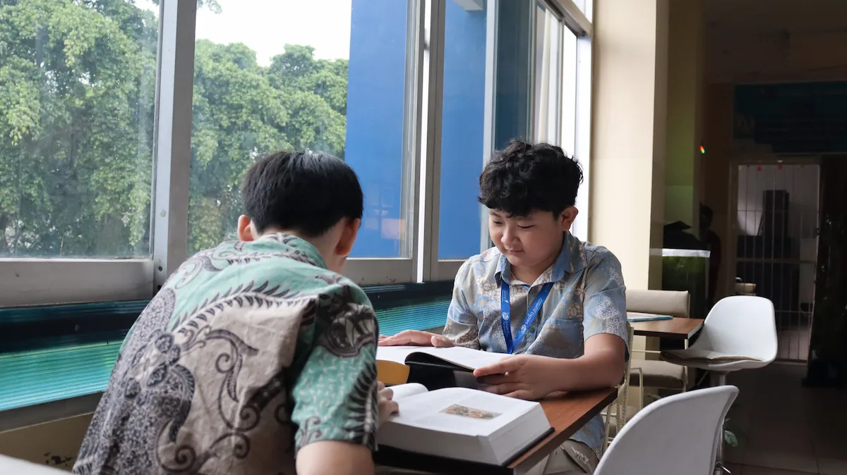 2 students reading
