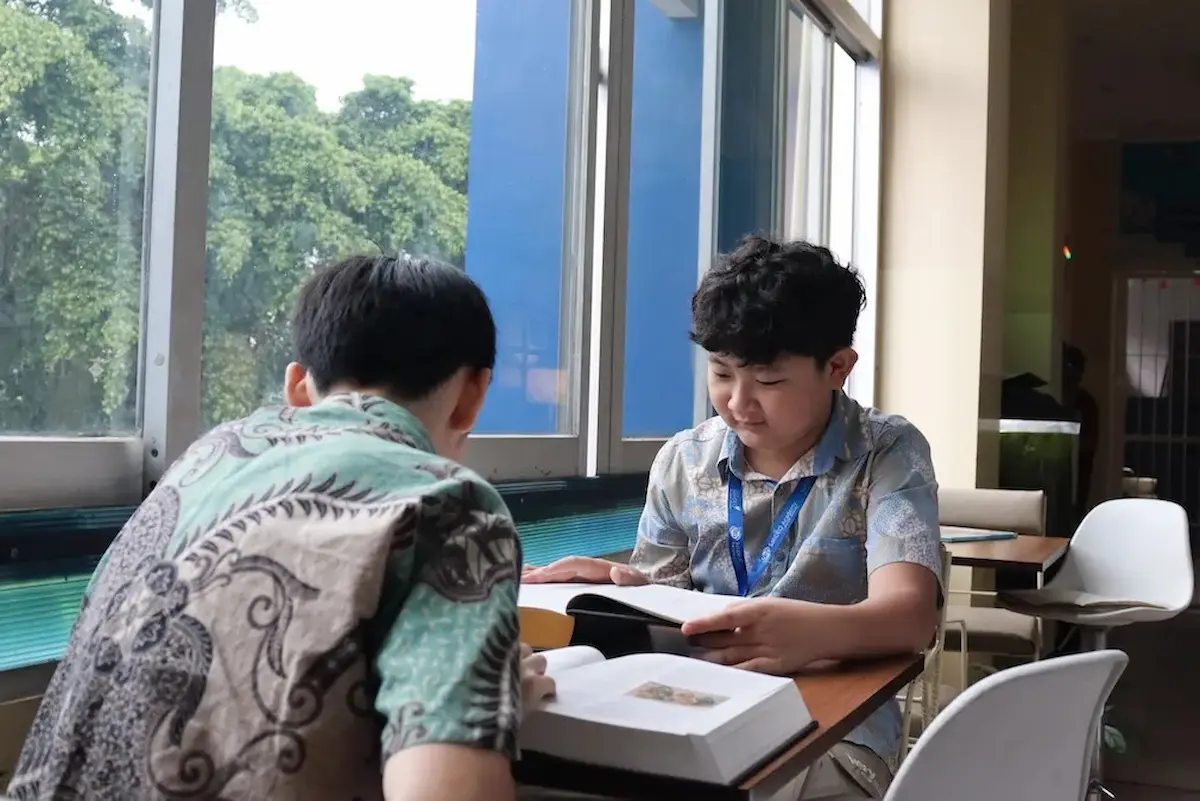 2 students reading